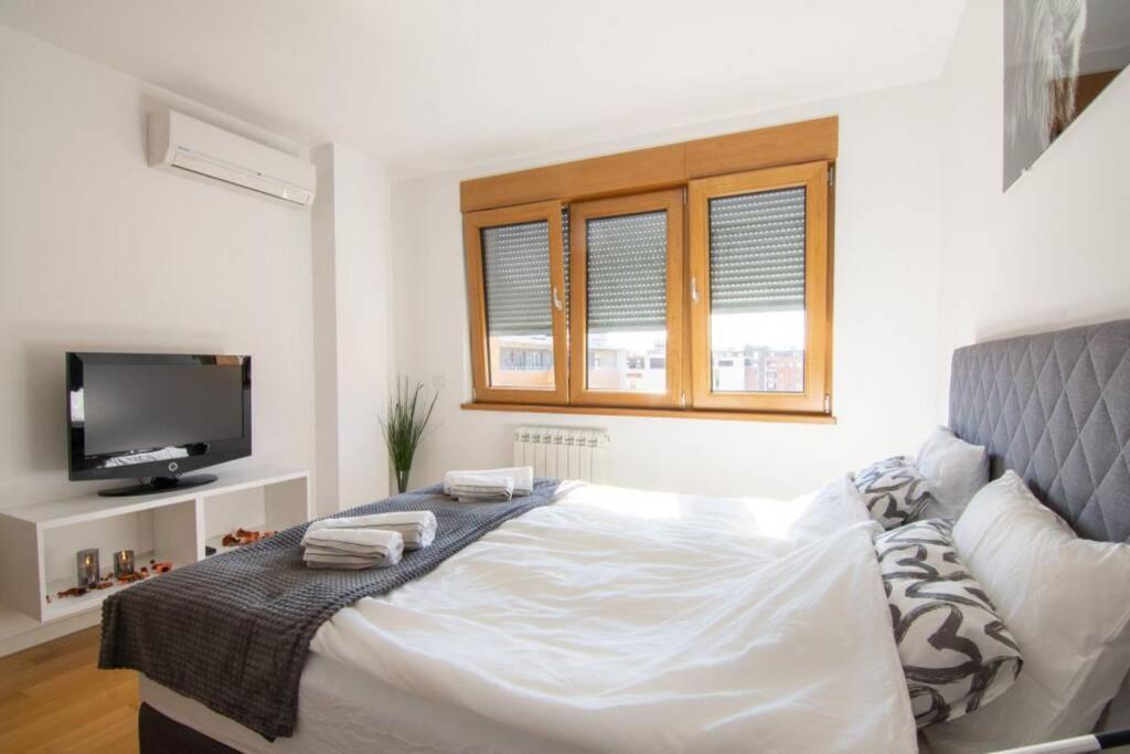 A Blok New Modern - Free Garage Parking, Comfortable, Quiet With A Park View Белград Экстерьер фото
